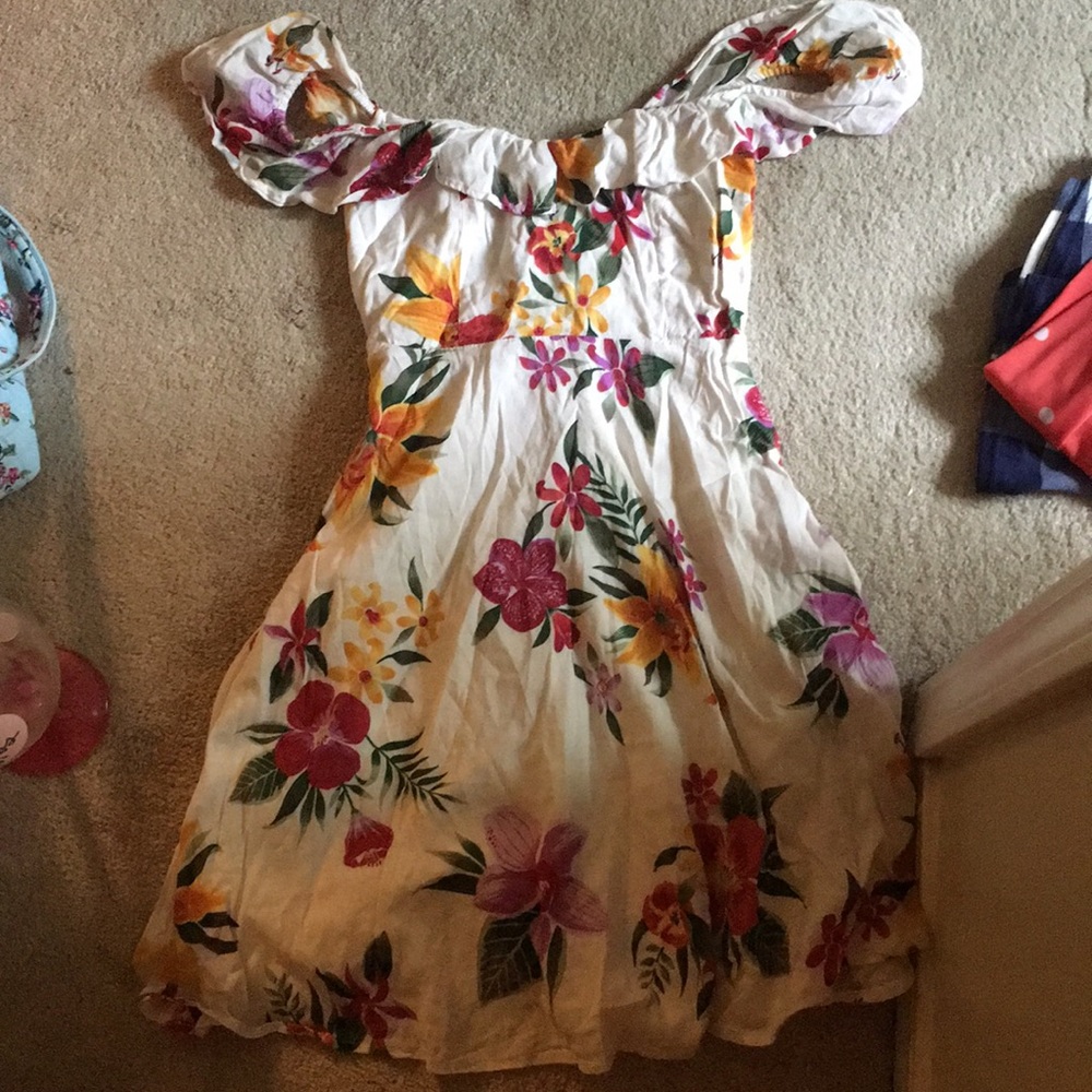 THIS SEASON Old Navy xs floral dress to knees.
